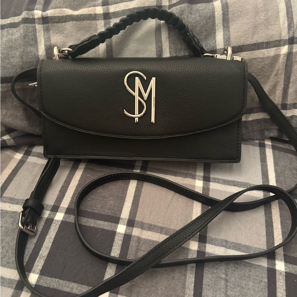 Sleek Black Crossbody Bag with Flap Closure